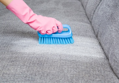 Zalej wrzątkiem i przetrzyj kanapę. Ten kuchenny produkt działa lepiej niż drogie detergenty