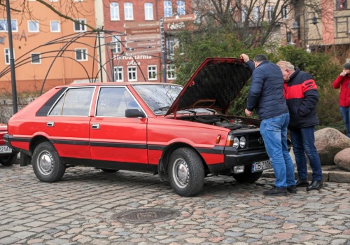 Polonezy podbijały świat. Ten egzemplarz może wrócić do Polski za grosze