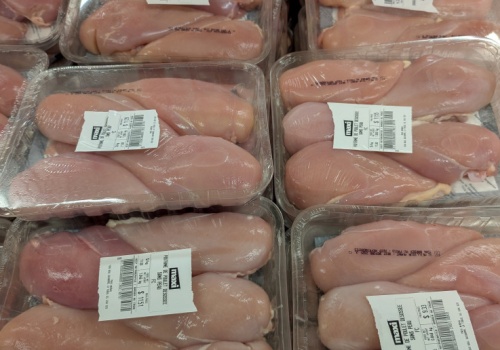 Przebadali popularne mięso. Skażona ponad połowa filetów