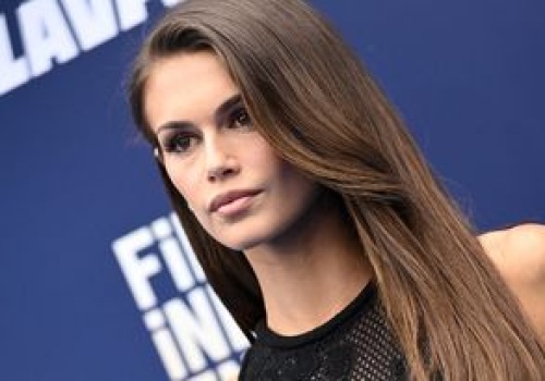 Kaia Gerber w koronce. Wybrała hipnotyzującą czerń