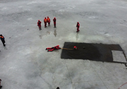 Pokazy ratownictwa na lodzie w Domaniowie. Efektowne zdjęcia z drona