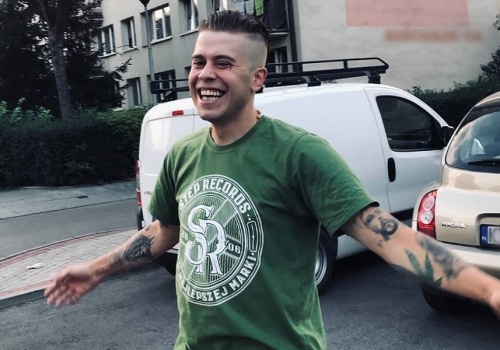 Kaczor BRS usunął tatuaże z twarzy