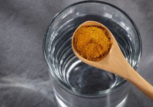 Wsyp łyżeczkę do porannej wody. Metabolizm ruszy od razu