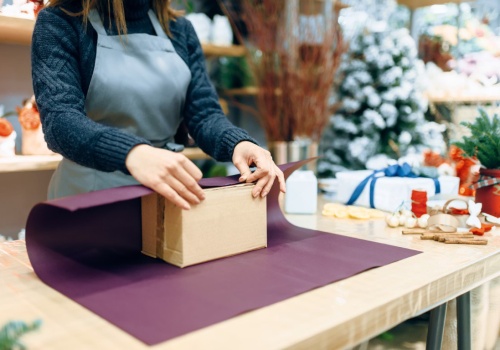 Pakowanie prezentów do wysyłki – jak połączyć estetykę i bezpieczeństwo?