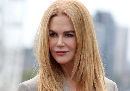 Nicole Kidman wróciła do naturalnej fryzury z młodości. 58-latka wygląda młodo i promiennie