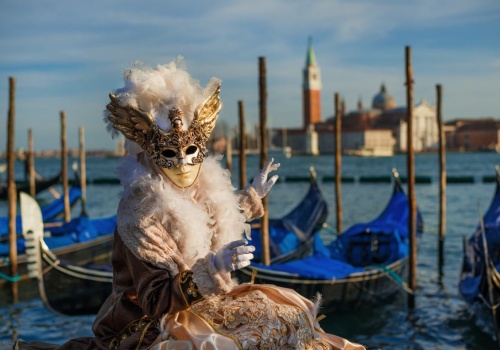 Przez lata był zakazany, dziś przyciąga tłumy. Historia karnawału w Wenecji