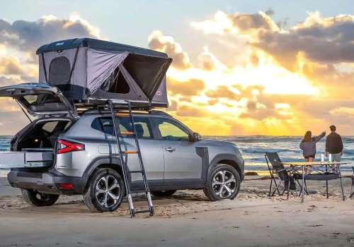 Nowa Dacia Bigster z namiotem dachowym i kuchnią. Pomysł na kamper