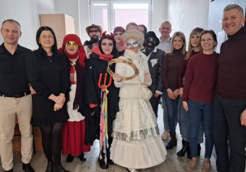 Kolorowy korowód w Urzędzie Gminy – tradycyjne „Miśki” zawitały do Ręczna