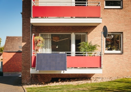 700 zł oszczędności rocznie. Balkonowa fotowoltaika może zwrócić się w 4 lata