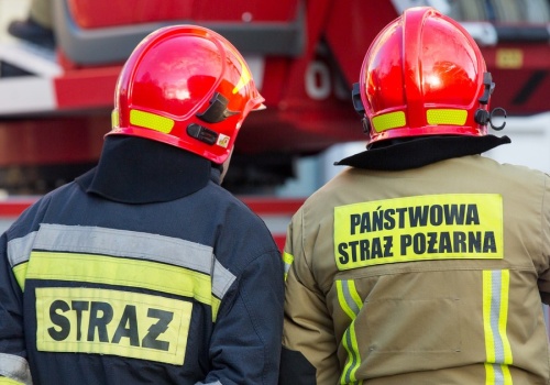 Czarny dym nad osiedlem. Dramatyczny pożar w bloku w Ząbkach