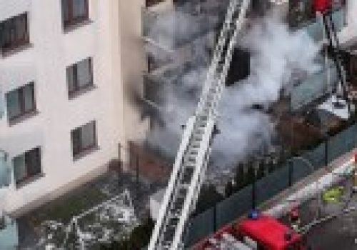 Pożar bloku w Ząbkach. Są poszkodowani, w tym dziecko