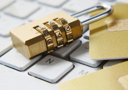 Masowe aktualizacje polityk prywatności i transparentność danych. Co naprawdę zmienia się dla użytkowników?