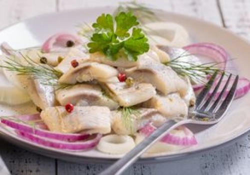 Śledzie na Środę Popielcową moczę w tym płynie. Są jędrne, miękkie i zyskują na smaku bez wielu dodatków