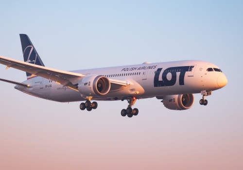 Internet w samolotach LOT. Przewoźnik wreszcie zainstaluje Wi-Fi