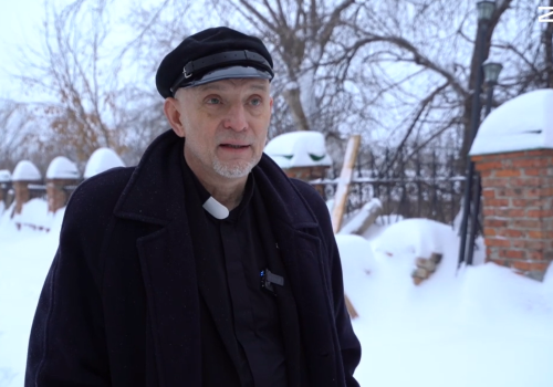 Tomsk: wierni chodzą w kościele w kapciach