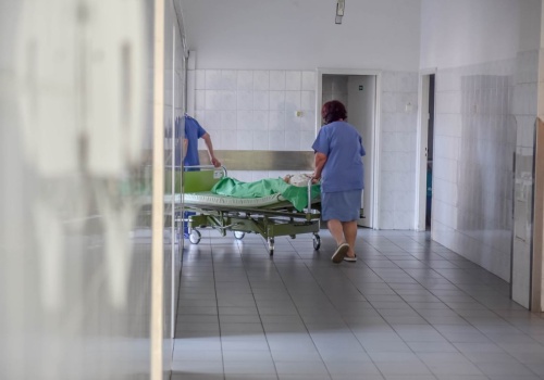 Będą podwyżki dla medyków. A ile zarabiają salowe? Padły konkretne liczby