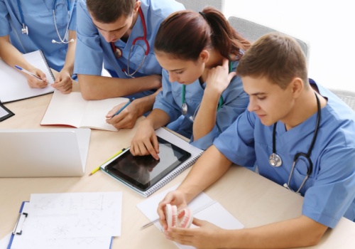 Rektorzy wskazali patologię systemu: nie ma różnicy między studentem a stażystą