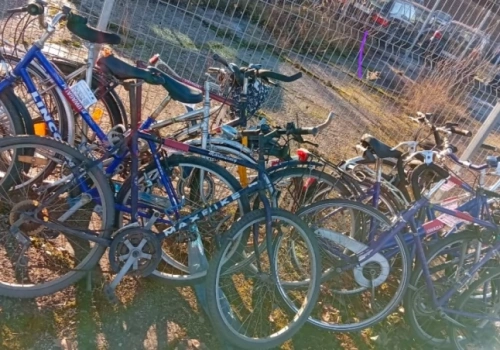 Rowerowe wraki zalegają miesiącami na strzeżonym parkingu