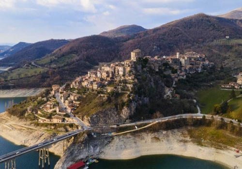 Nie każdy zna tę drogę. 100 km czystej przyjemności. Blisko Rzymu czeka zaskoczenie