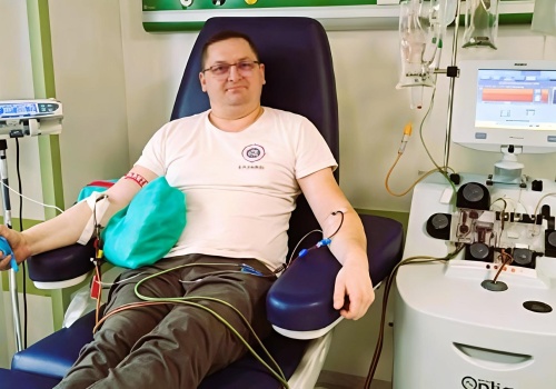 Policjant z Przeworska oddał szpik genetycznemu bliźniakowi. “To niewiele kosztuje, a może uratować życie”