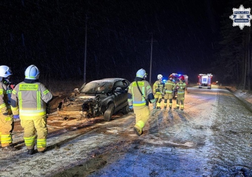 Wypadek w Kaletach: 18-latek uderzył Audi w drzewo. Zawinił śnieg i prędkość