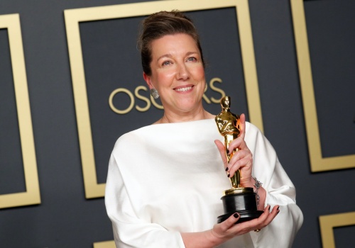 To ona odpowiada za Barbiecore. Teraz zachwyca kostiumami do „Wichrowych Wzgórz”