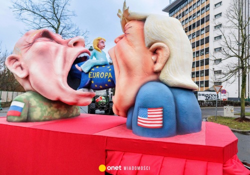 Karykatury Władimira Putina na paradzie w Niemczech. Zrobił je artysta ścigany przez Rosjan