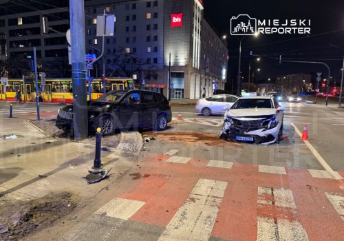 Zderzenie dwóch aut w Śródmieściu. Po zderzeniu BMW uderzyło w słup. Taksówka wjechała na czerwonym