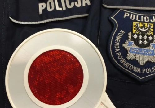 Zamiast zatrzymać się do kontroli, wjechał w zaparkowane auto