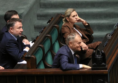 KO umacnia przewagę nad PiS. W nowym sondażu trzy partie poza Sejmem