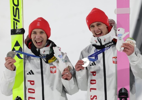 Radość olimpijczyków i kibiców – dekoracja medalowa Tomasiaka i Wąska