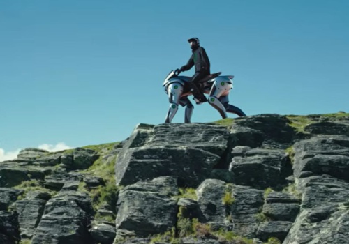 Kwasaki stworzyło nietypowy motocykl. Zamiast kół ma... cztery nogi