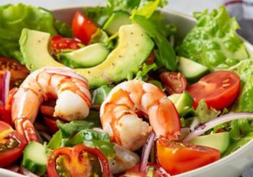 To mój pomysł na krewetki. Robię z nimi pożywną sałatkę