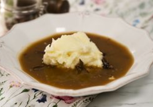 Nie wiesz, co ugotować w Środę Popielcową? Postny żurek z ziemniaczaną wyspą na pewno cię nie zawiedzie