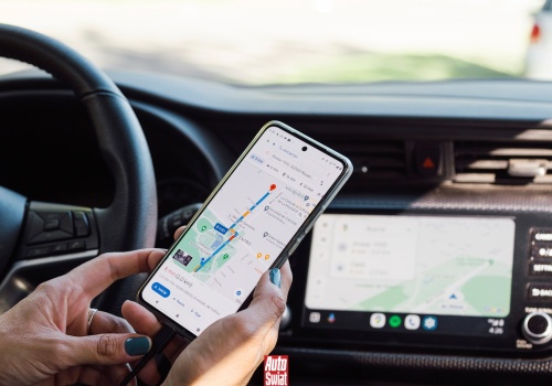 Mandat za trzymanie telefonu w ręku w korku. Możliwy? Jeszcze jak. Prawo pozwala