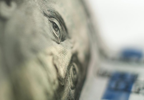 „Granie pod upadek dolara jest błędem”. Dolar zwiększył dominację w międzynarodowych transakcjach