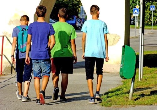 Słowa ze slangu młodzieżowego, jak stały się popularne? Co to znaczy sztos?