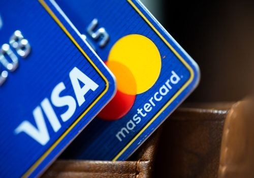 Brytyjskie banki rozważają krajowe alternatywy dla Visa i Mastercard w obliczu obaw związanych z Trumpem