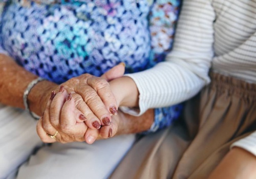 Starzejemy się skokowo dwa razy w życiu. Naukowcy podali dwie liczby