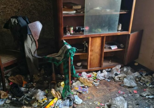 Strażnicy miejscy uratowali wyziębionego mężczyznę. Mieszkał w bardzo trudnych warunkach