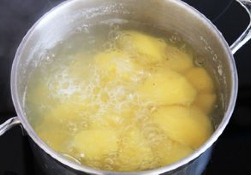 Kroisz ziemniaki przed wrzuceniem do garnka? Ekspertka radzi przestać