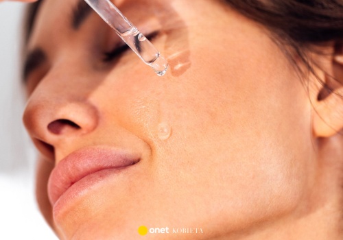 Polki zakochały się w tym serum nawilżającym! Jest naszpikowane kwasem hialuronowym. Hit