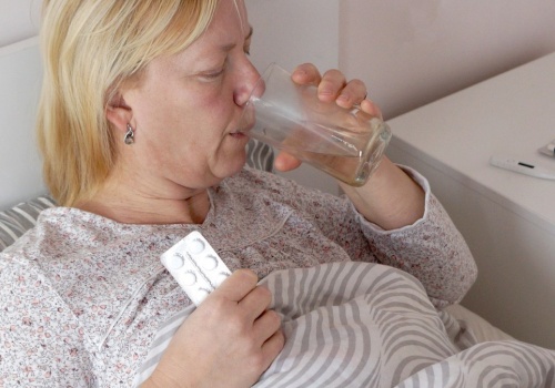 Zwiększa ryzyko zapalenia płuc i zapalenia serca. Pierwsze objawy są mylące