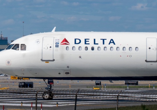 Pilot wyszedł z kabiny i kazał wszystkim opuścić samolot. Lot opóźnił się o 8 godz.