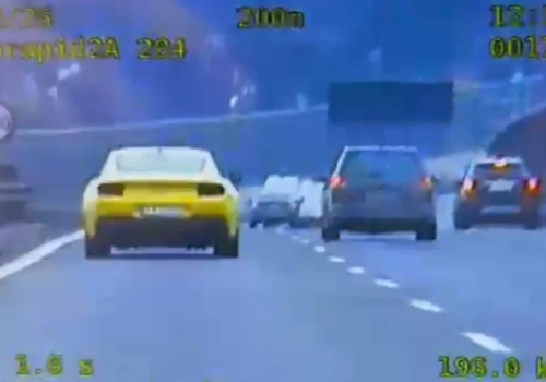 Żółty Mustang i 200 km/h. Kierowcę Forda dogoniła policyjna Kia