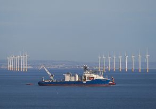 Brytyjski raport: energia słoneczna z kosmosu wsparciem dla farm wiatrowych na morzu