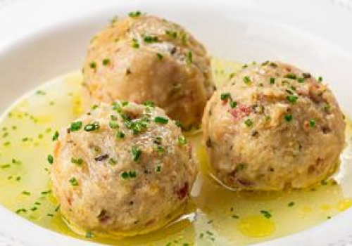 W Tyrolu robią chlebowe knedle. Do zup jeszcze lepsze niż makaron