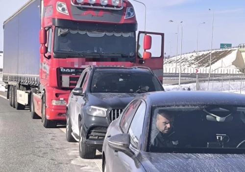 Bryły lodu spadły przed interweniujący radiowóz. Chwile grozy na ruchliwej trasie