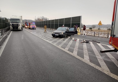 Zderzenie osobówki z ciężarówką na DK50. Trzy osoby w szpitalu, droga zablokowana