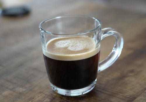 Bez kofeiny, a jednak działa? Sprawdzili fenomen kawy bezkofeinowej. 